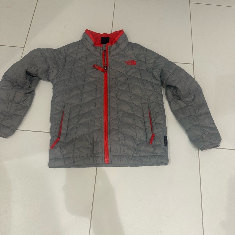 The north face thermoball Kids Gray and Red Jacket 5